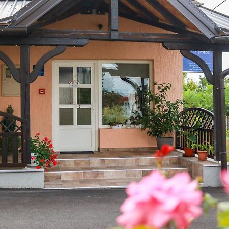 Guest House Studio Apartman Marina - With Jacuzzi, Free Parking, Pet Friendly Karlovac Buitenkant foto