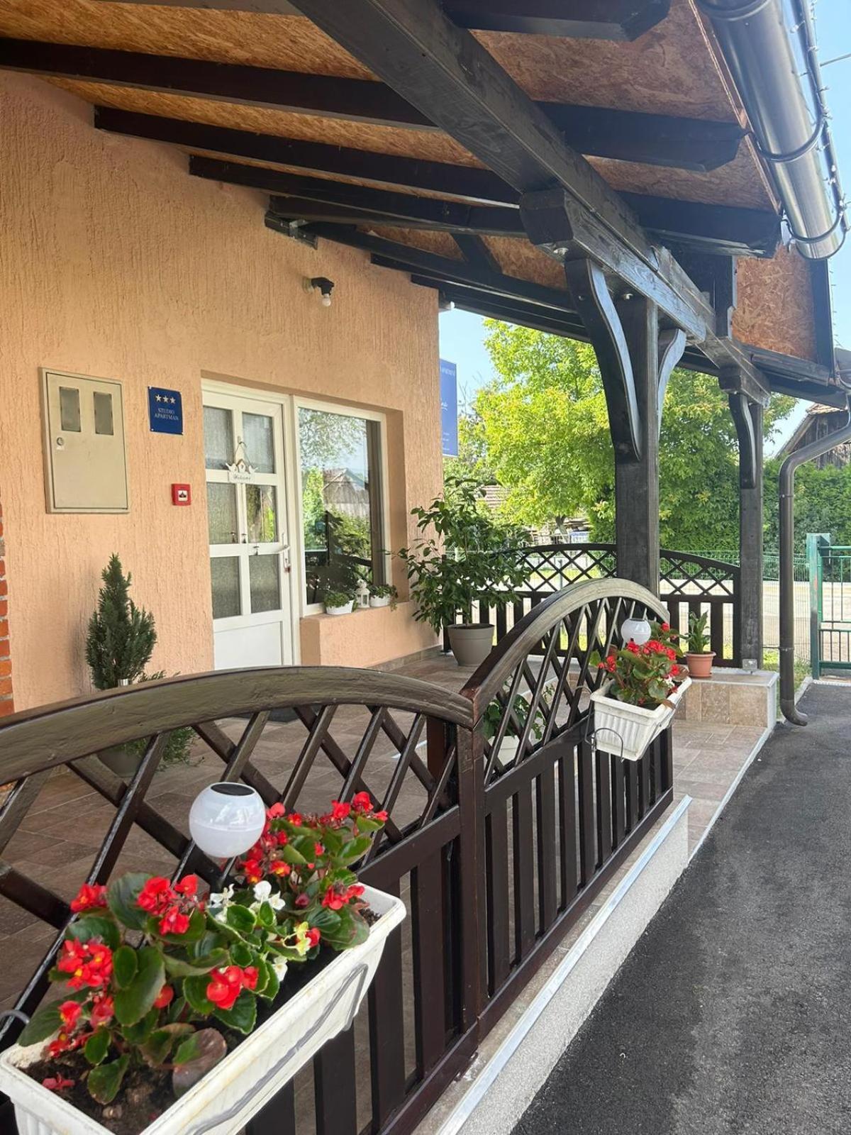 Guest House Studio Apartman Marina - With Jacuzzi, Free Parking, Pet Friendly Karlovac Buitenkant foto