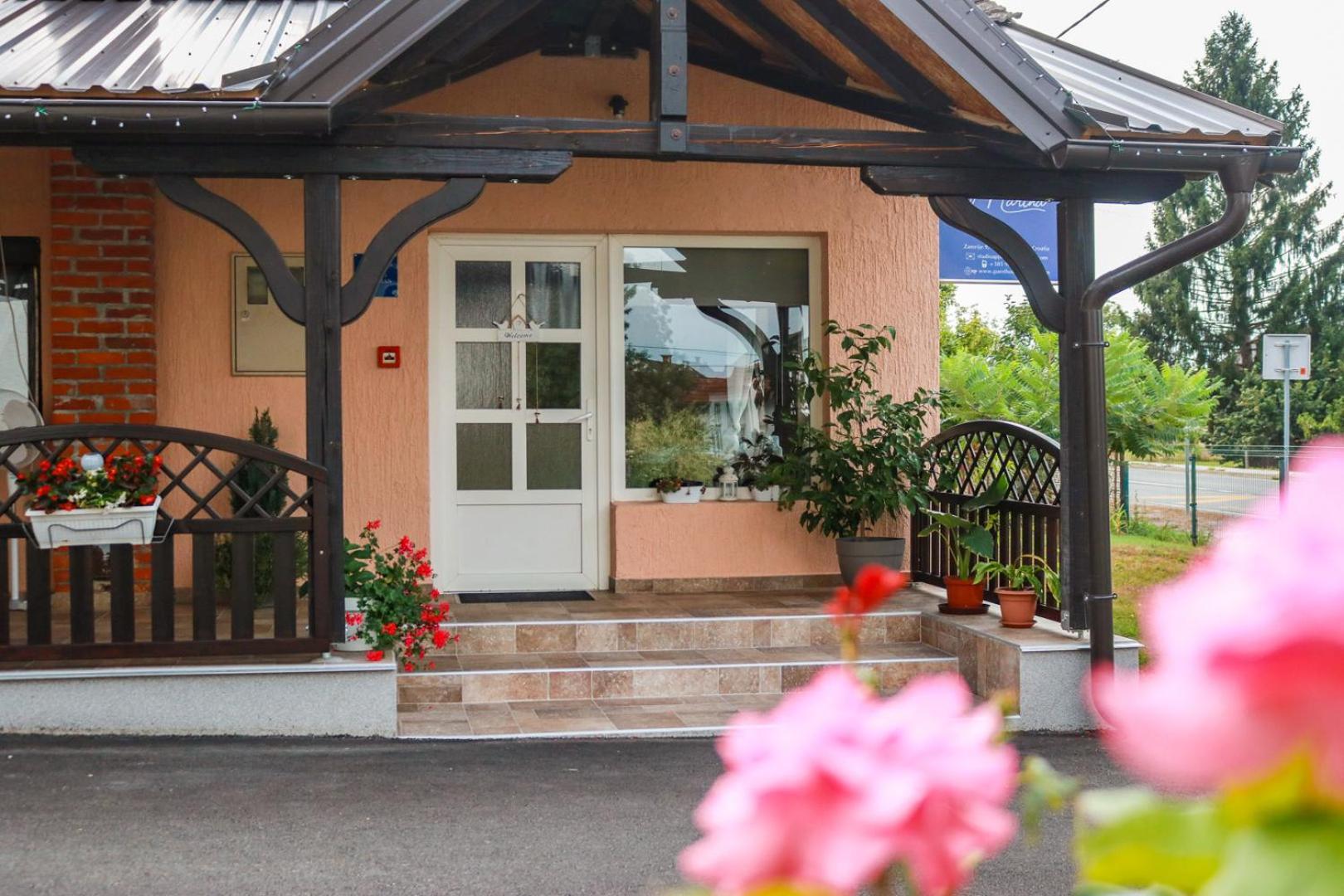 Guest House Studio Apartman Marina - With Jacuzzi, Free Parking, Pet Friendly Karlovac Buitenkant foto