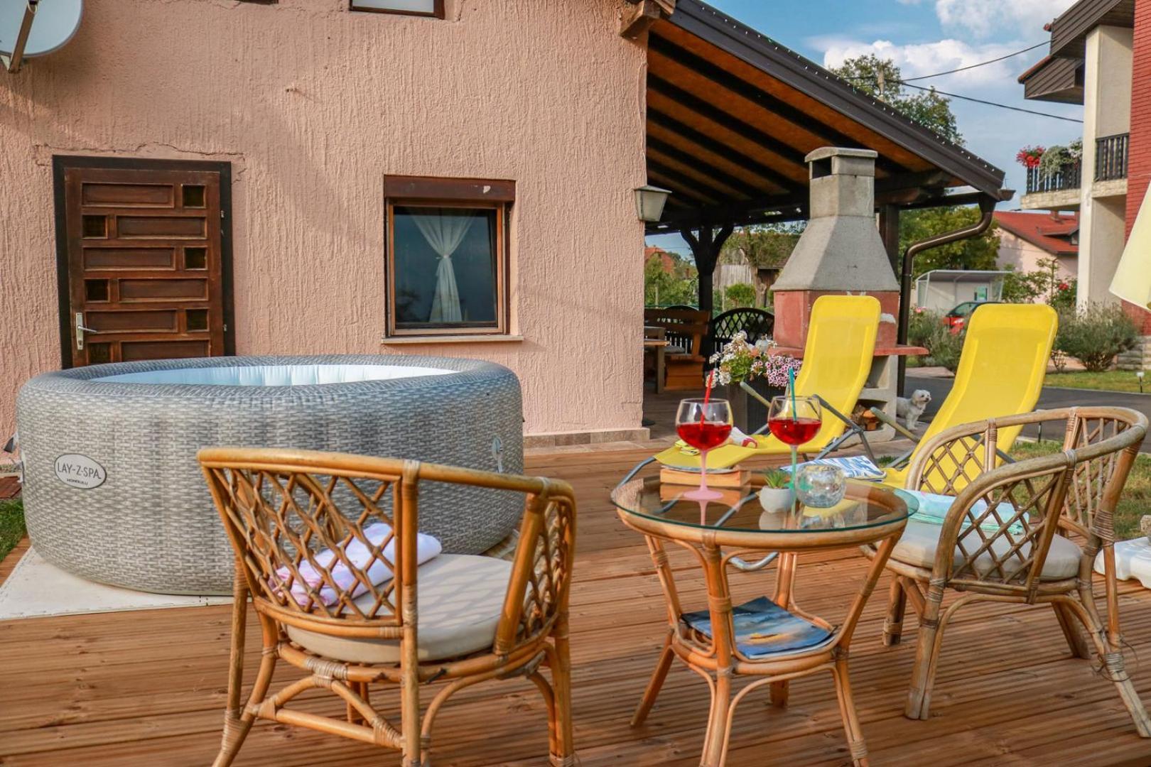 Guest House Studio Apartman Marina - With Jacuzzi, Free Parking, Pet Friendly Karlovac Buitenkant foto